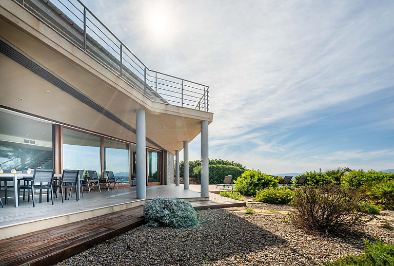Terrasse mit Vordach und Esstisch