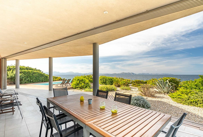 Terrasse mit Vordach und Esstisch