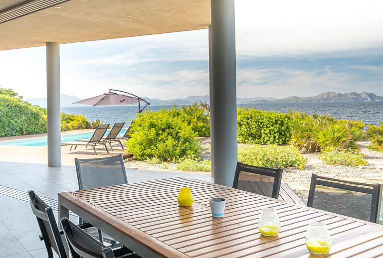 Meerblick von der Terrasse mit Vordach und Esstisch