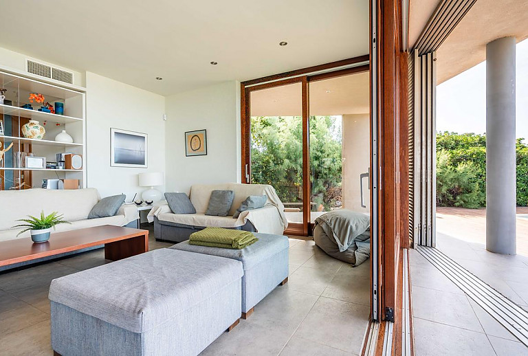 Wohnzimmer mit Sofas und Couchtisch