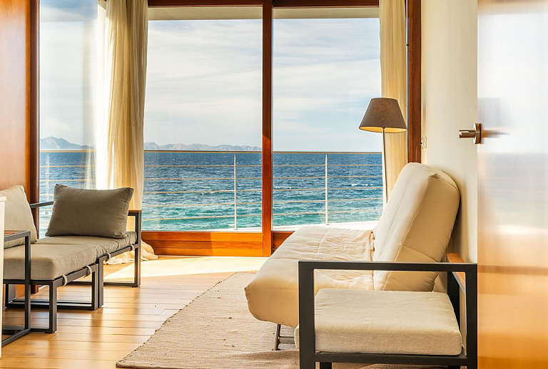 Sofas im Wohnzimmer mit Meerblick