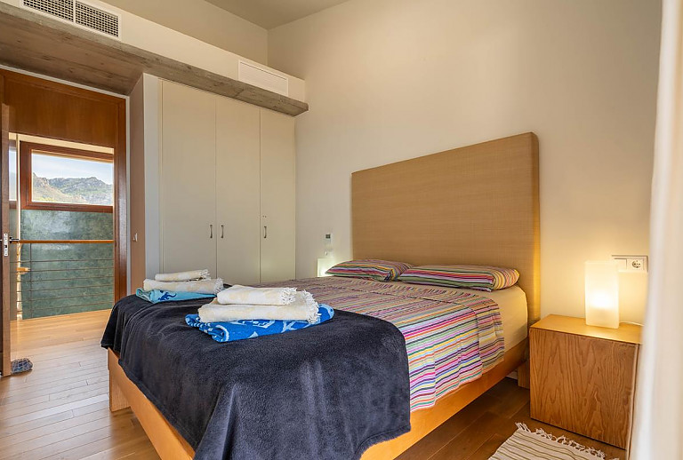 Schlafzimmer mit Doppelbett und Kleiderschrank