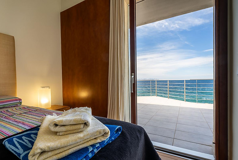 Schlafzimmer mit Doppelbett und Meerblick