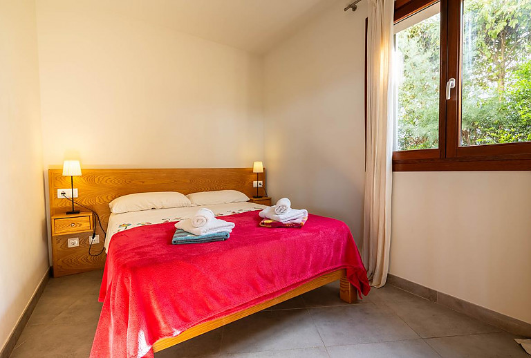 Schlafzimmer mit Doppelbett und Fenster