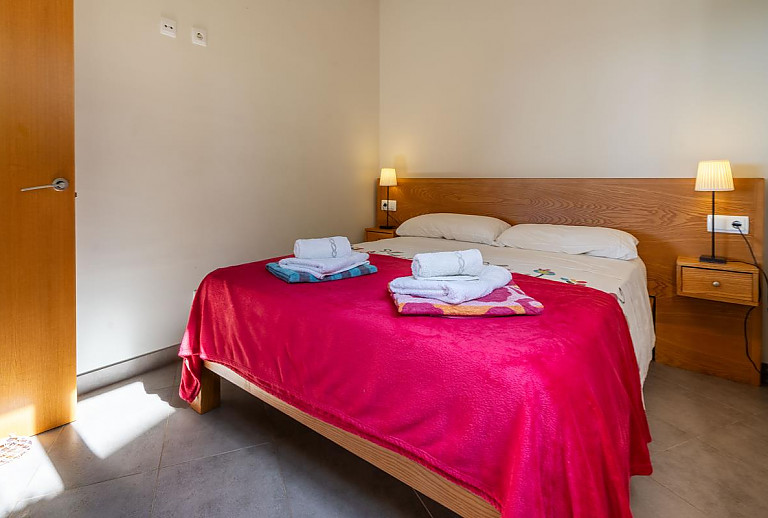 Schlafzimmer mit Doppelbett und Nachttisch