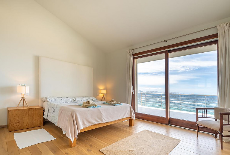 Meerblick vom Schlafzimmer mit Doppelbett