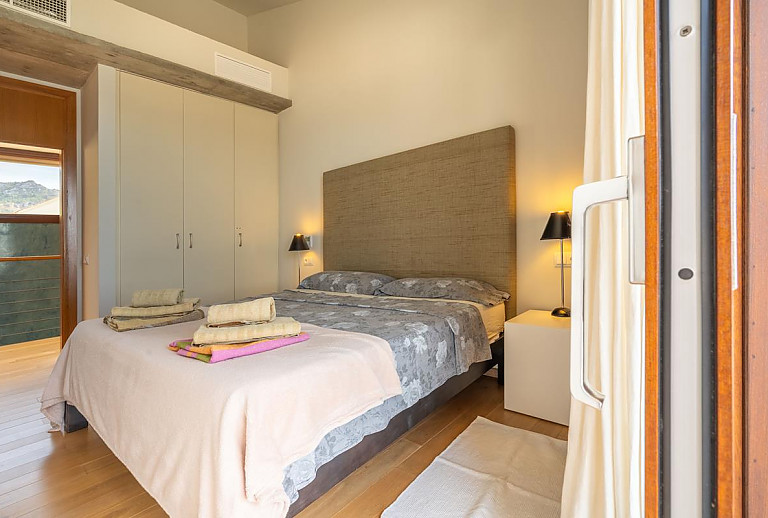 Schlafzimmer mit Doppelbett und Kleiderschrank