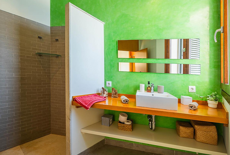 Badezimmer mit Dusche und Waschbecken