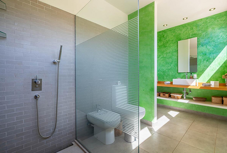 Bad mit WC und Waschbecken