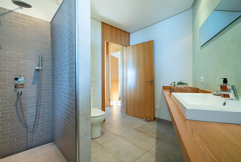 Dusche und Waschbecken im Bad