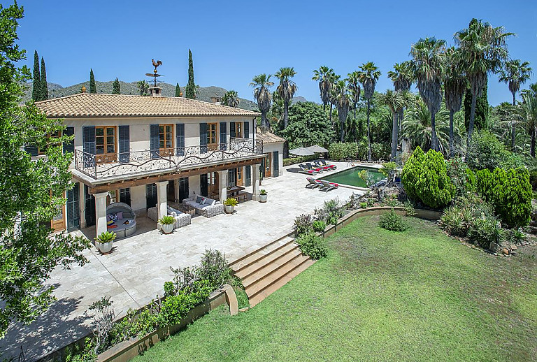 Rasen und Pool vor der Finca