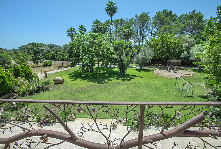 Blick vom Balkon in den Garten