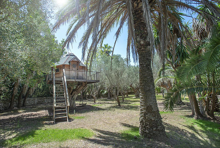 Baumhaus im Garten der Finca