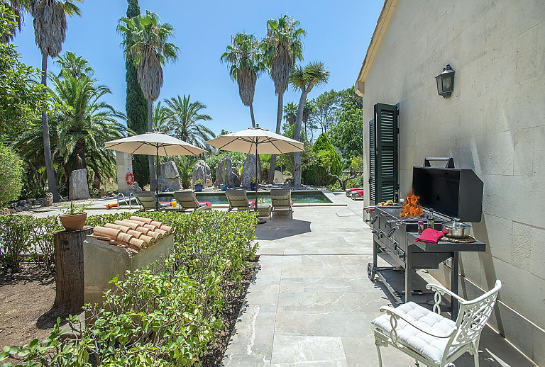 Grill auf der Terrasse am Pool
