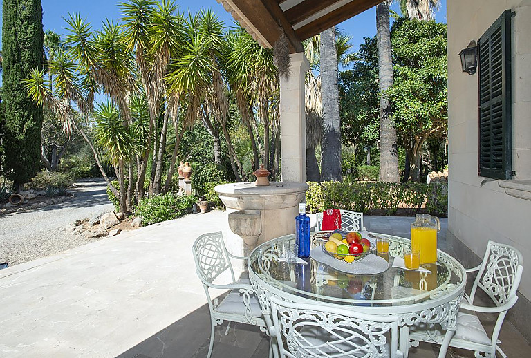 Terrasse mit Vordach und Gartenmöbeln