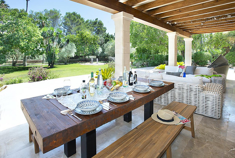Terrasse mit Blick in den Garten und Esstisch