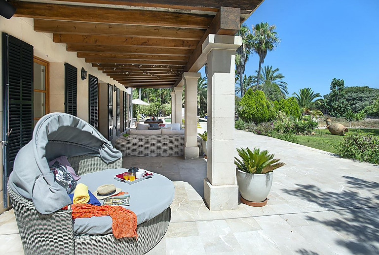 Terrasse mit Vordach und Loungemöbel