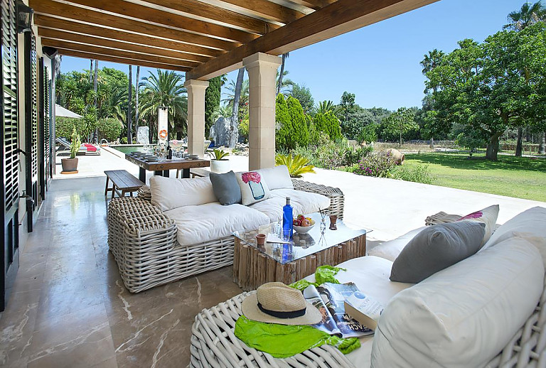 Terrasse mit Vordach und Sofas