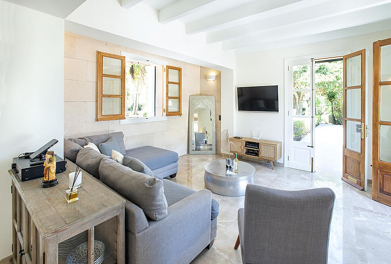 Wohnzimmer mit Terrasse und Couch