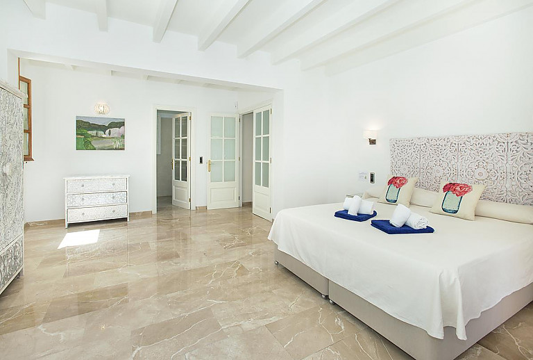 Schlafzimmer mit Doppelbett und Kommode