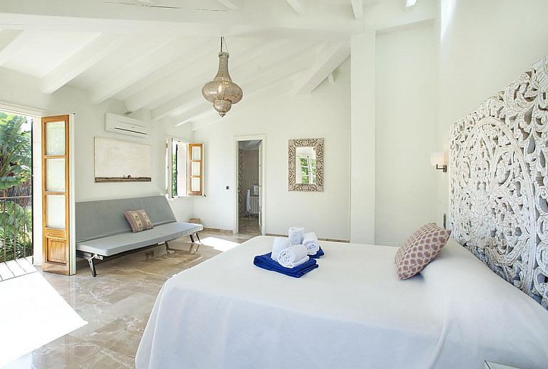 Schlafzimmer mit Doppelbett und Badezimmer