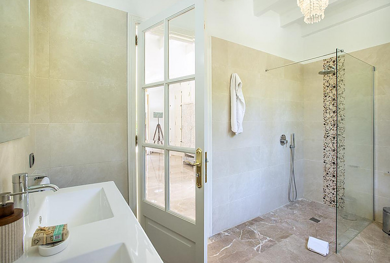 Bad mit Dusche und Waschbecken