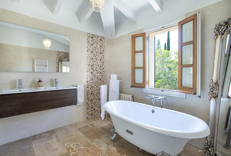 Badewanne im Badezimmer mit Fenster