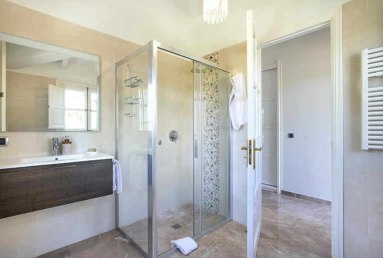 Waschbecken und Dusche im Badezimmer