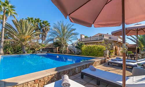 Finca mit Pool und Sonnenschirm