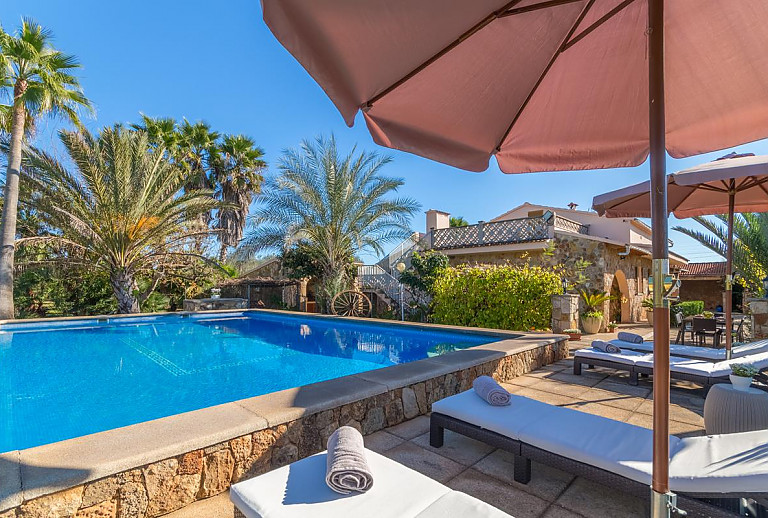 Finca mit Pool und Sonnenschirm