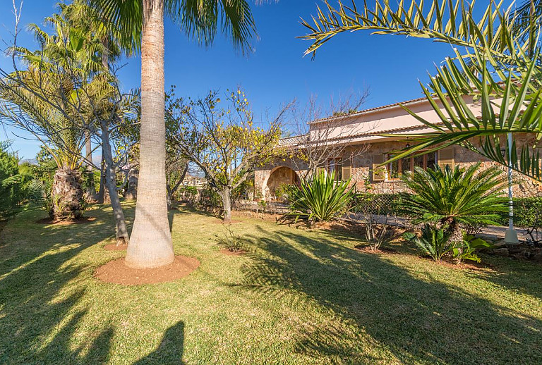 Rasen und Pamen vor der Finca