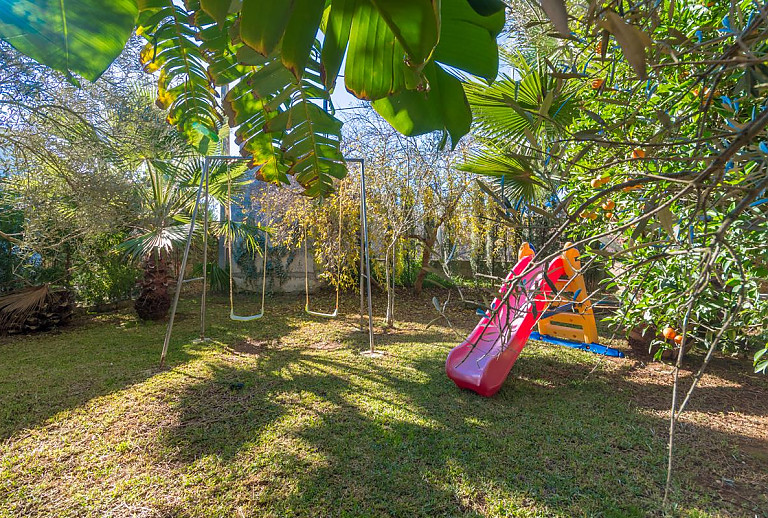 Schaukel und Rutsche im Garten