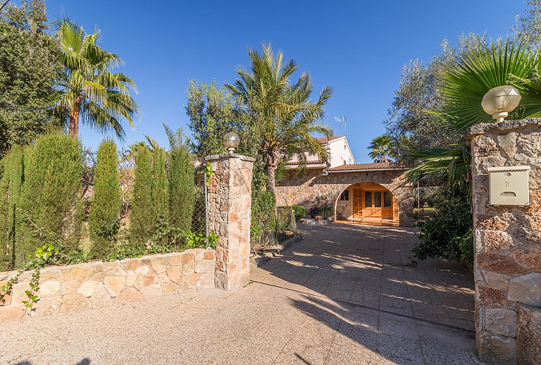 Einfahrt zum Hof vor der Finca