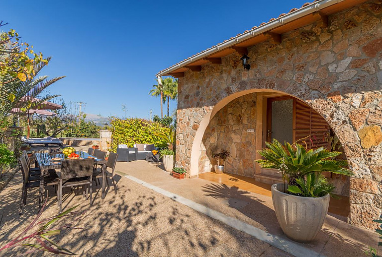 Gartenmöbel vor der Finca am Pool