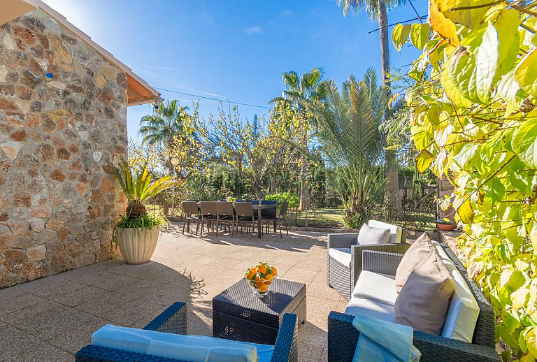 Terrasse mit Sofa und Sessel