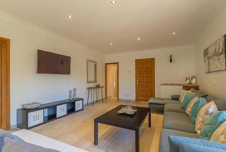 Wohnzimmer mit Couch und Fernseher