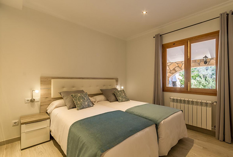 Schlafzimmer mit Einzelbetten und Heizung