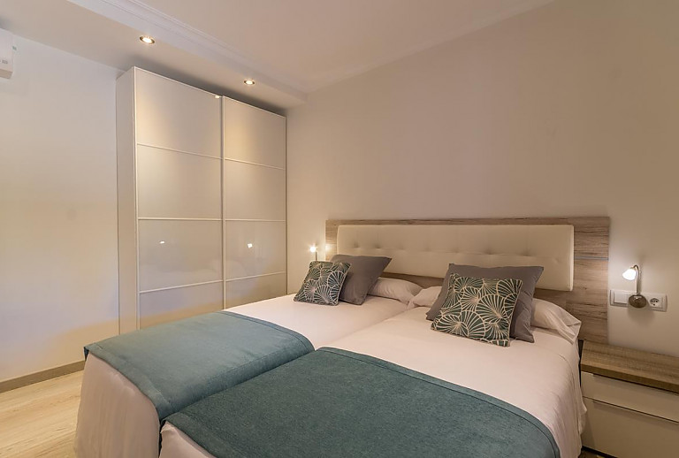 Schlafzimmer mit Einzelbetten und Kleiderschrank