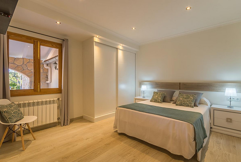 Schlafzimmer mit Doppelbett und Heizung