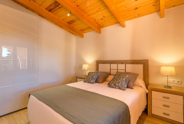 Schlafzimmer mit Doppelbett und Nachttischen