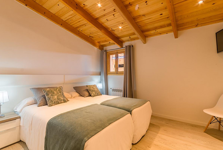 Schlafzimmer mit Einzelbetten und Heizung