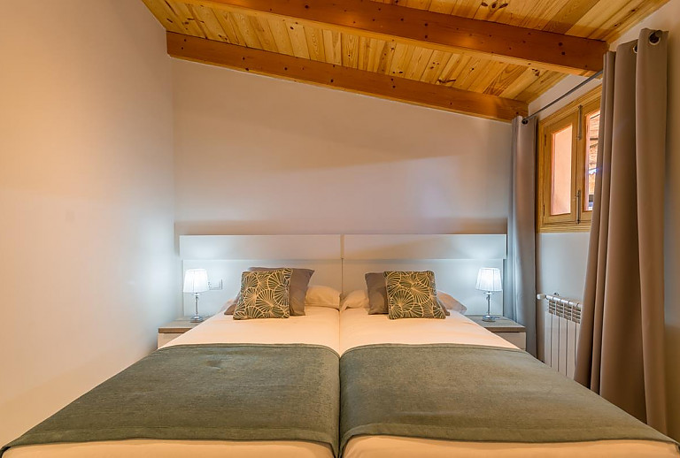 Schlafzimmer mit Einzelbetten und Nachttisch