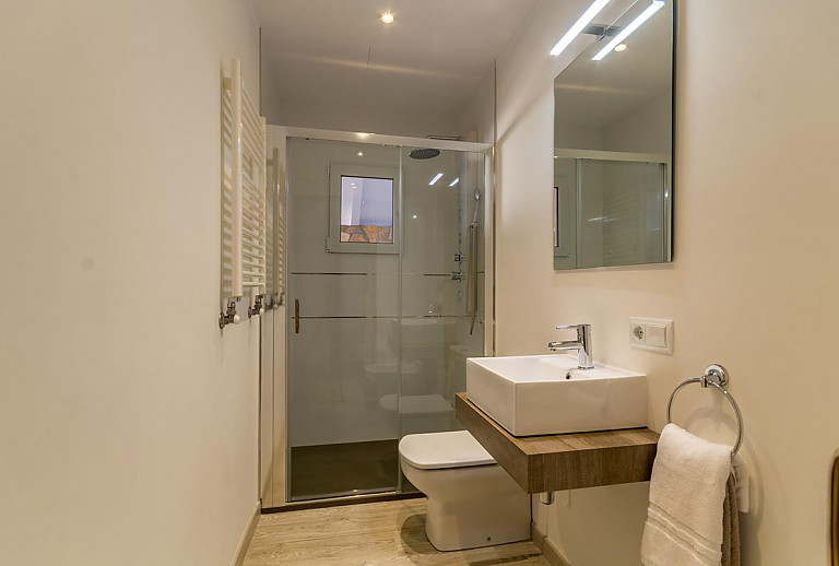Badezimmer mit Dusche und Waschbecken