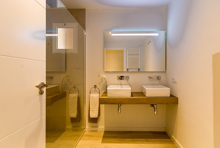 Badezimmer mit Waschbecken und Spiegel