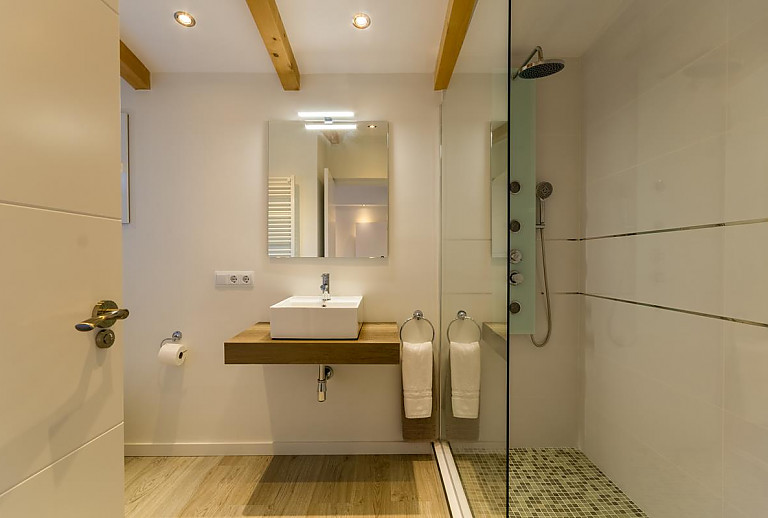 Dusche und Spiegel im Bad