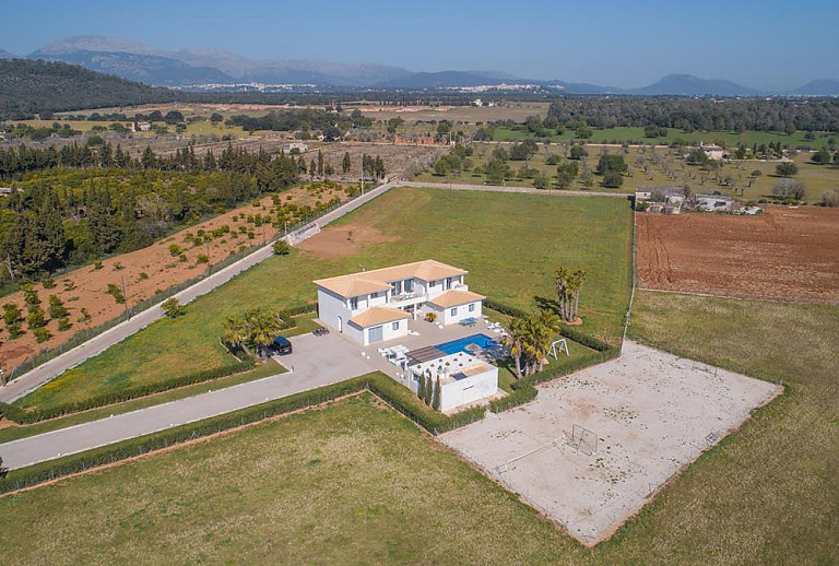 Poolbereich und Fußballplatzt vor der Finca