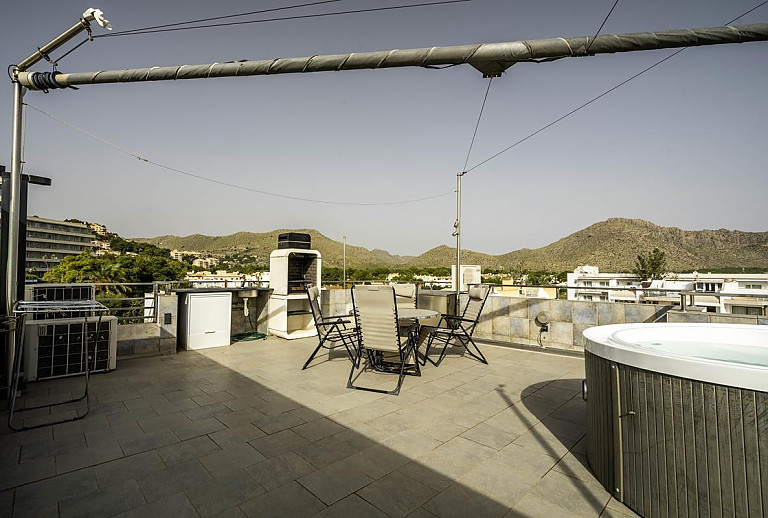 Dachterrasse des Apartments mit Whirlpool