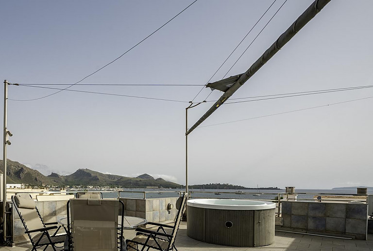 Esstisch und Whirlpool auf der Dachterrasse