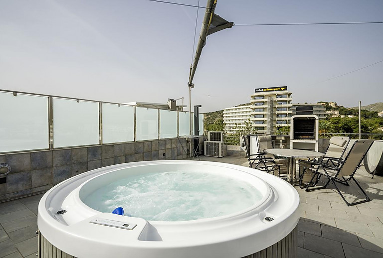 Terrasse mit Whirlpool und Grill