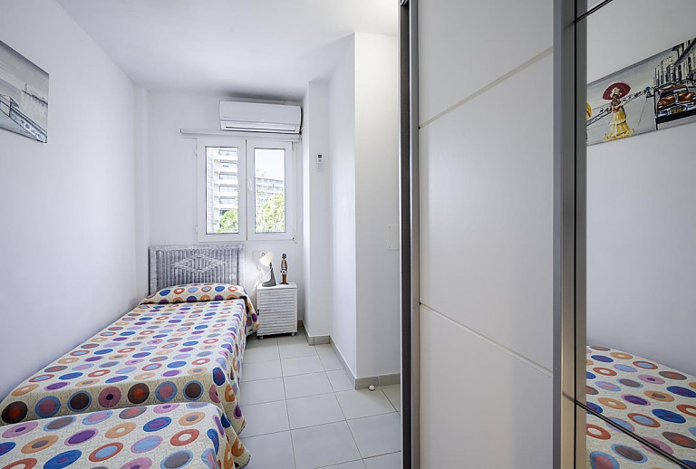 Schlafzimmer mit Einzelbetten und Fenster